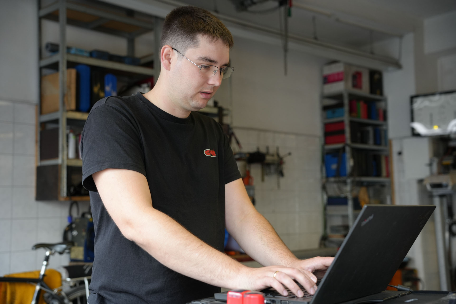 „GTÜ Bonn – Christian Rühlmann bei der gesetzlich vorgeschriebenen Hauptuntersuchung“