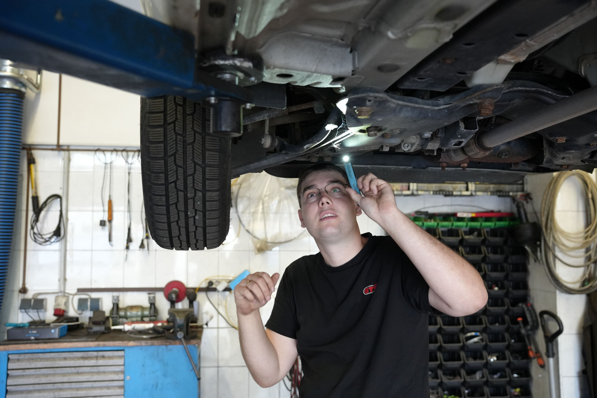 Christian Rühlmann, GTÜ-Sachverständiger, bei einer amtlichen Kfz-Dienstleistung in Bonn