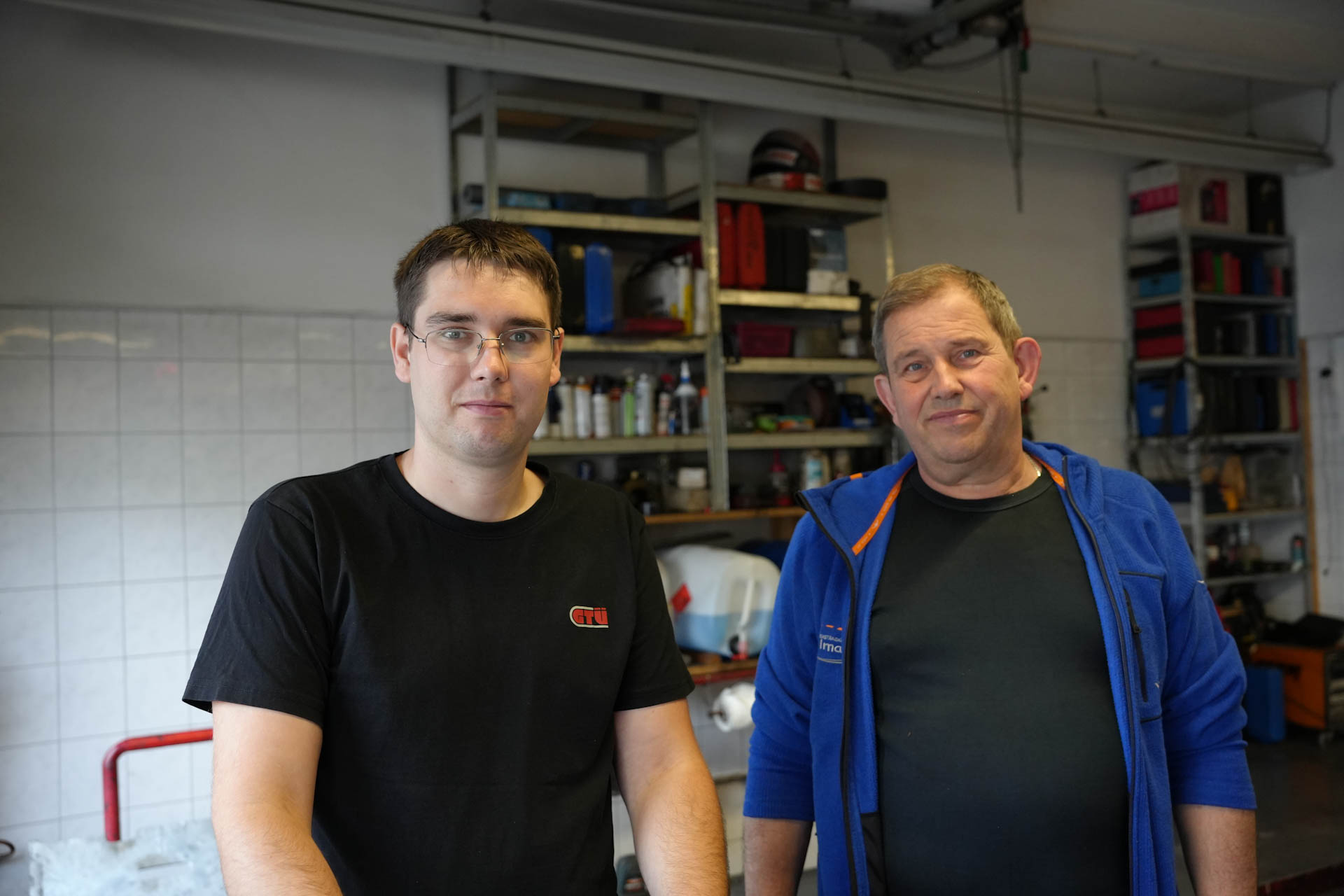 Christian und Bernd Rühlmann – erfahrene Kfz-Sachverständige der GTÜ-Partnerstelle in Bonn bei der Fahrzeugbewertung und Hauptuntersuchung