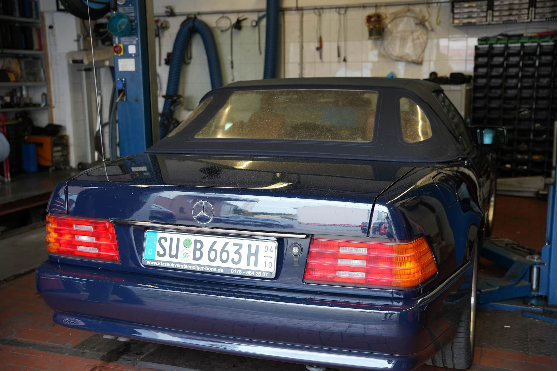 Fahrzeug auf der Hebebühne zur Hauptuntersuchung