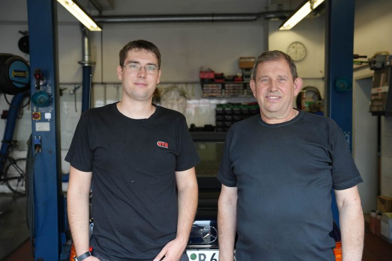 Christian und Bernd Rühlmann – erfahrene Kfz-Sachverständige der GTÜ-Partnerstelle in Bonn bei der Fahrzeugbewertung und Hauptuntersuchung