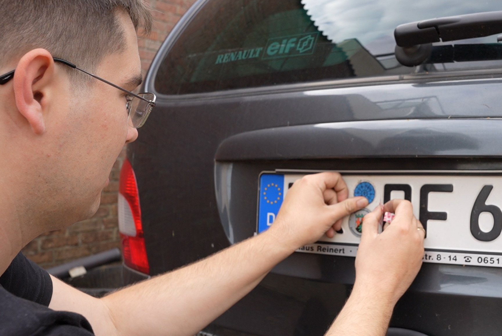 „GTÜ Bonn – Christian Rühlmann bei der gesetzlich vorgeschriebenen Hauptuntersuchung“