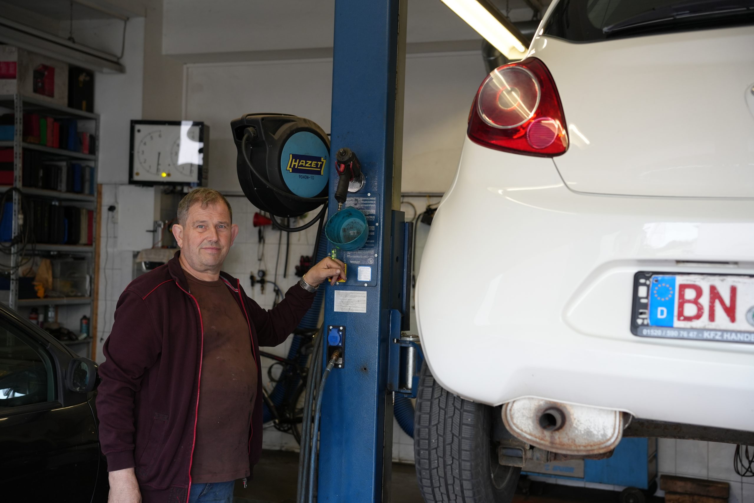 Kfz-Sachverständiger bei der GTÜ-Partnerstelle in Bonn während der Hauptuntersuchung und Fahrzeugbewertung für ein Kfz-Gutachten