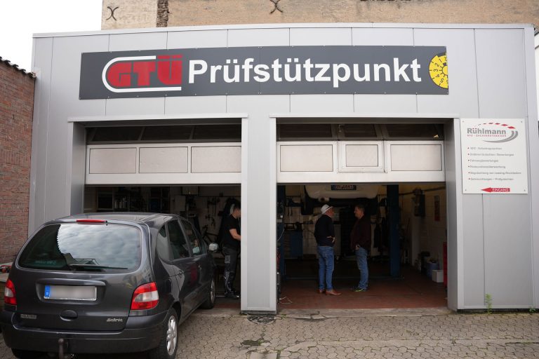 Kfz-Sachverständiger bei der GTÜ-Partnerstelle in Bonn während der Hauptuntersuchung und Fahrzeugbewertung für ein Kfz-Gutachten
