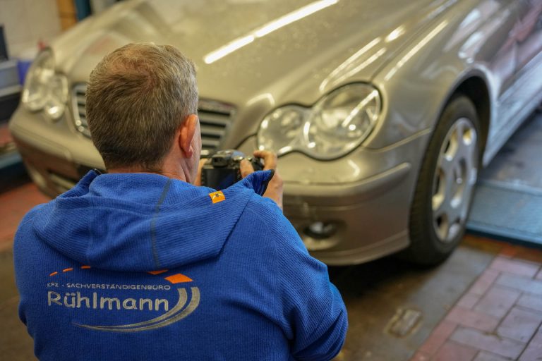 Bernd Rühlmann bei der Erstellung eines Kfz-Gutachtens in der GTÜ-Partnerstelle Bonn